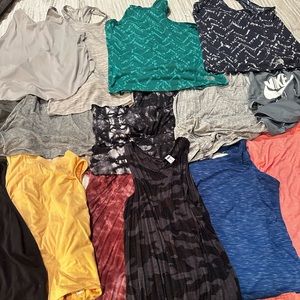 Women’s activewear tops 20 piece LOT